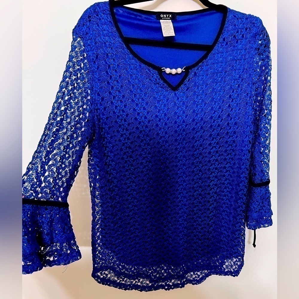 Onyx, lace top. Accepting offers. Size L